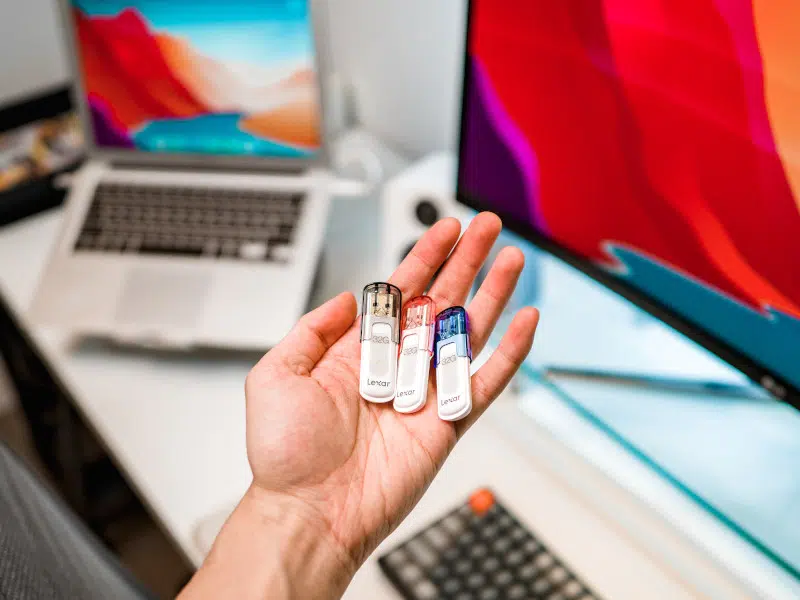 Thumb Drive vs Flash Drive What's the Difference? TechColleague